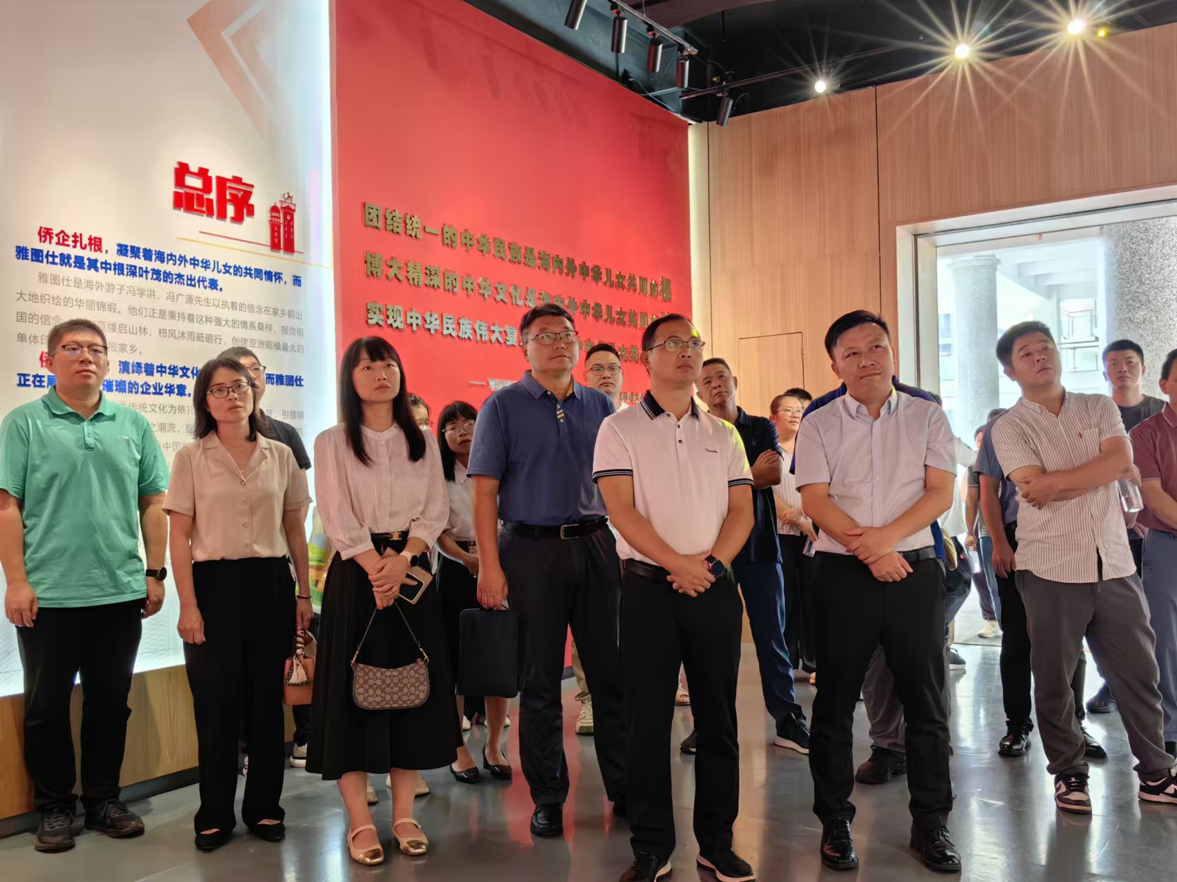 4.展厅参观.jpg