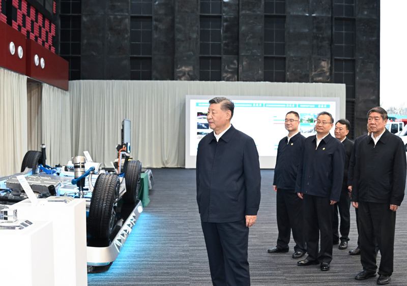 10月17日至18日,中共中央总书记、国家主席、中央军委主席习近平在安徽考察。这是17日下午,习近平在合肥滨湖科学城察看安徽省重大科技创新成果集中展示。