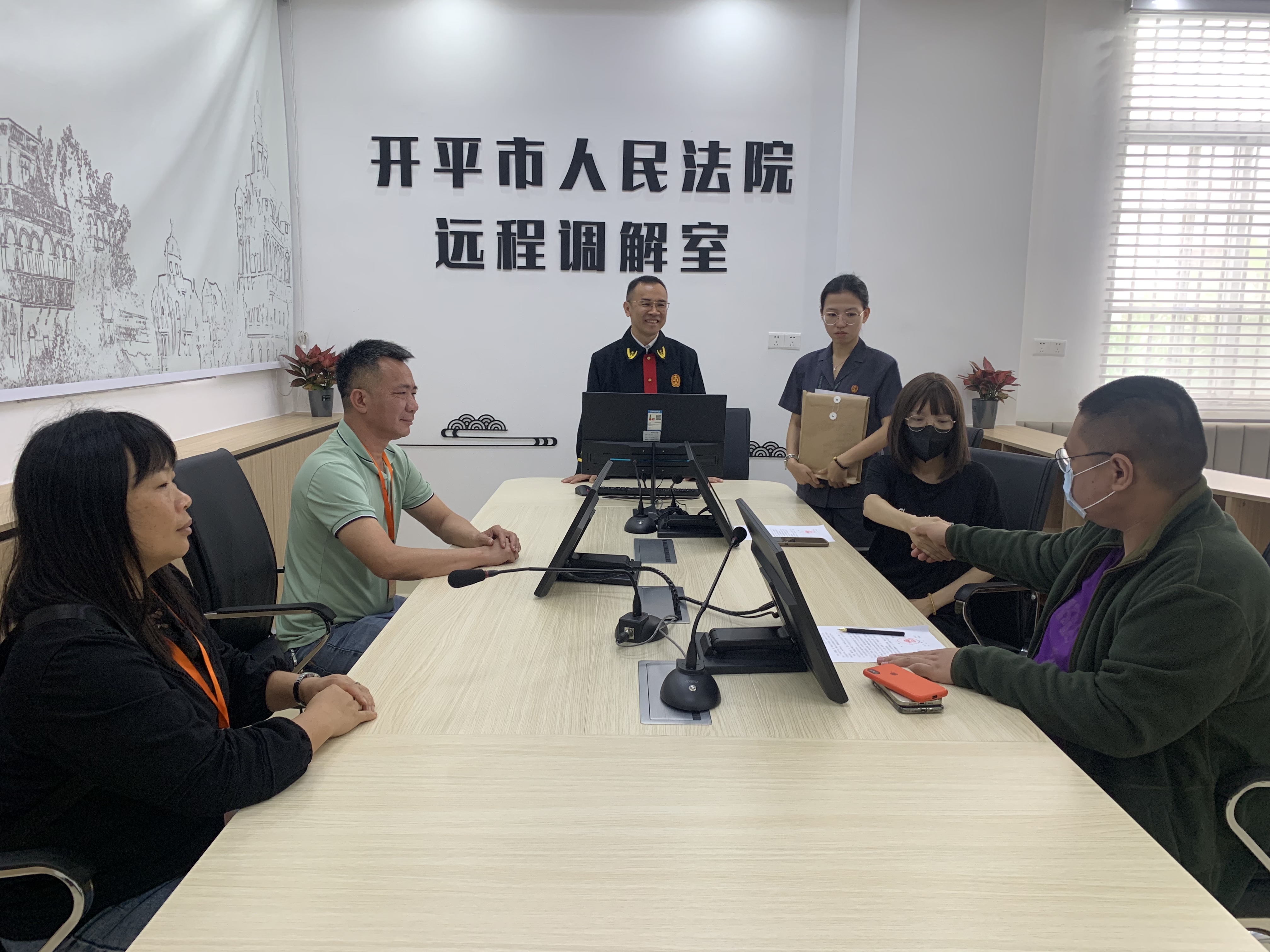 赤坎法庭邀请人大代表参与调解.jpg