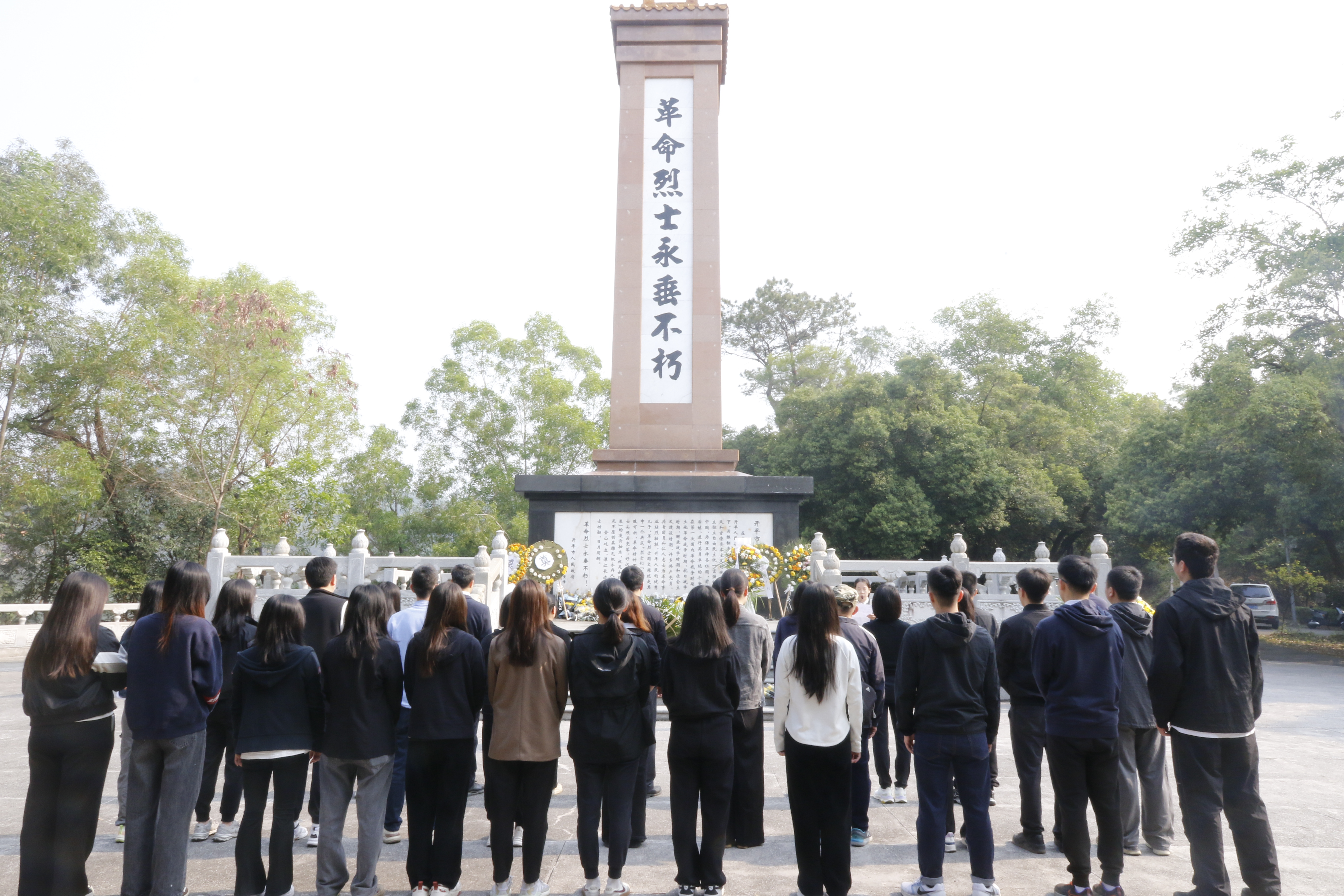 传承革命精神 凝聚奋进力量——亚星官网
财政局开展“主题党日+”活动暨清明节祭英烈活动
