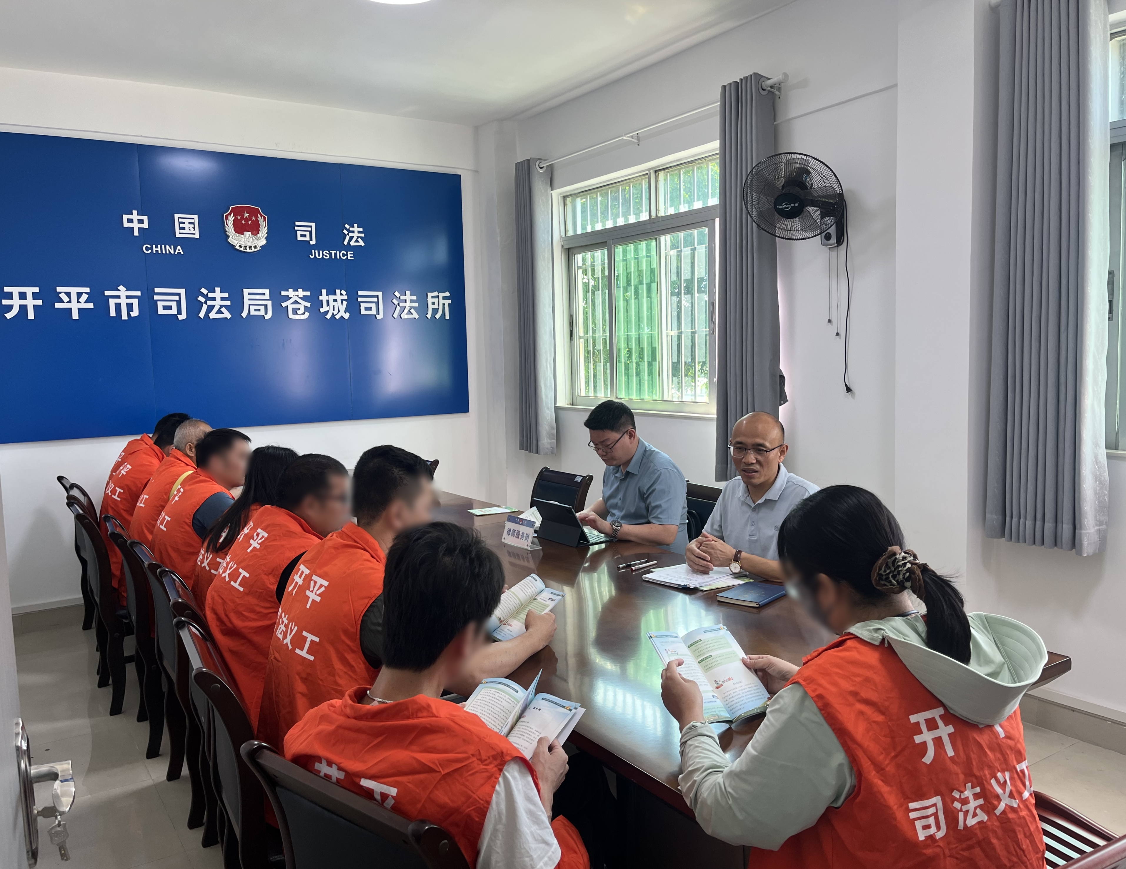 6.亚星官网
司法局苍城司法所组织驻村法律顾问向社区矫正对象宣讲民法典.jpg