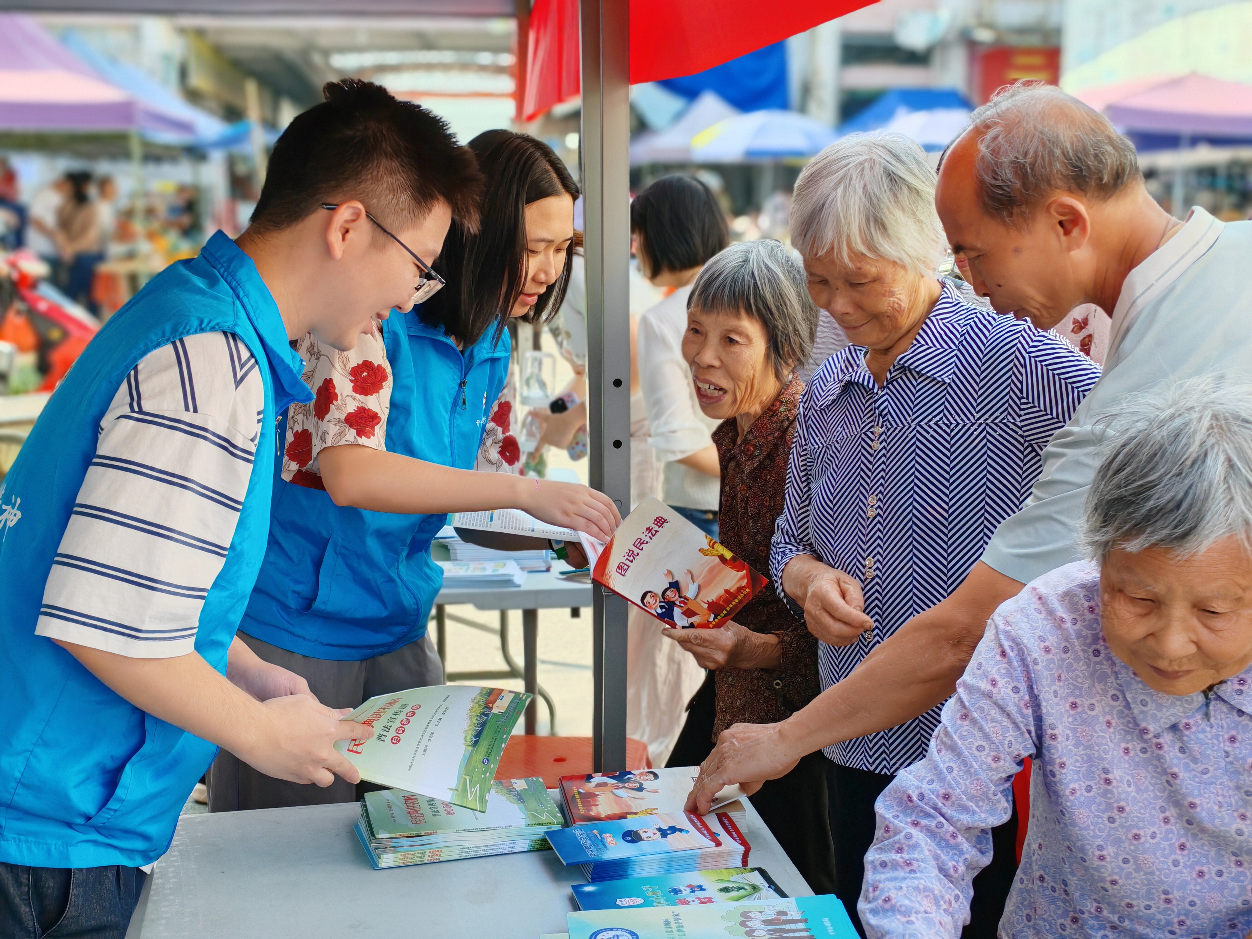 7.亚星官网
司法局马冈司法所在马冈市场开展民法典普法宣传.jpg