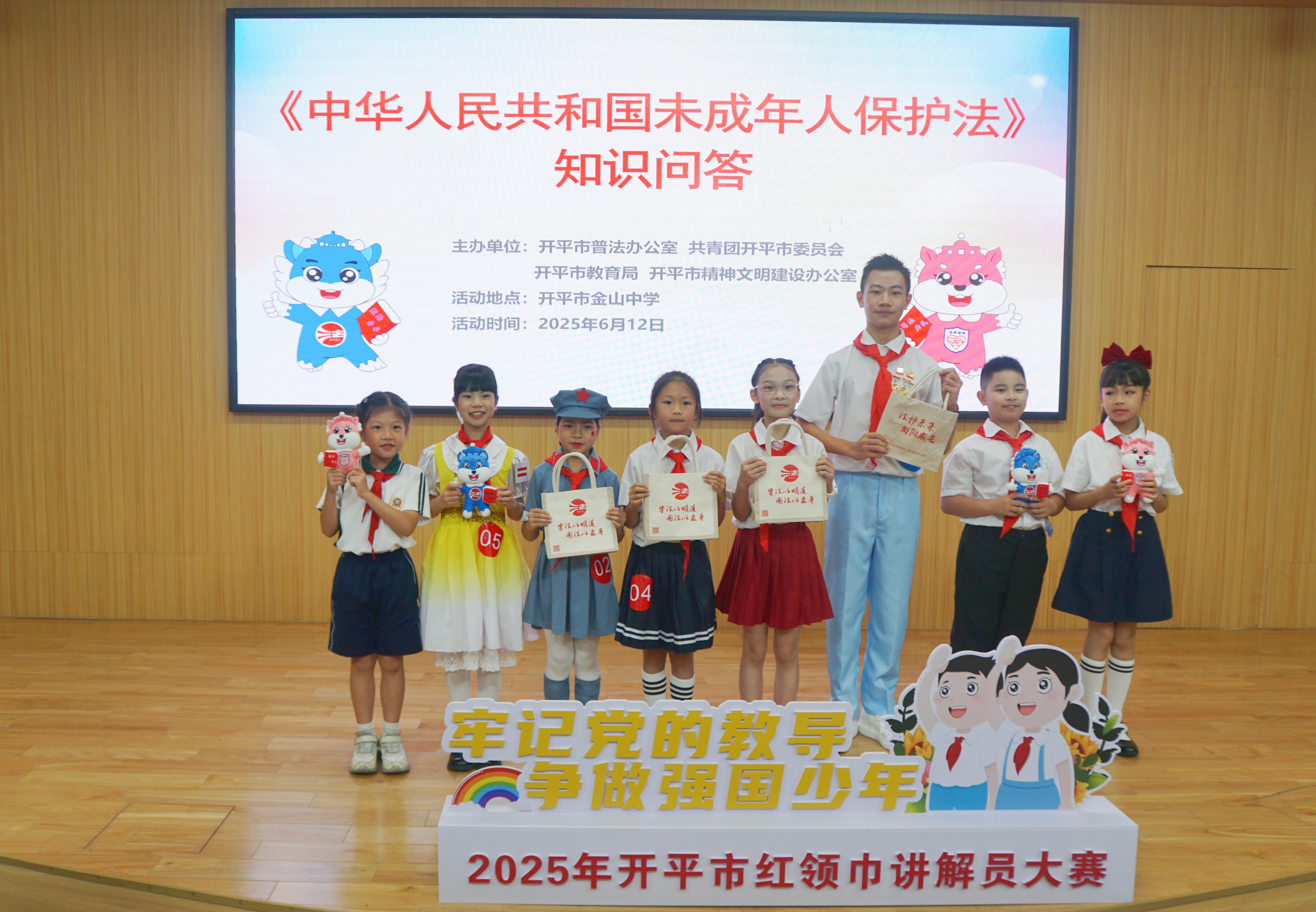 5.问答环节获奖学生合影.JPG