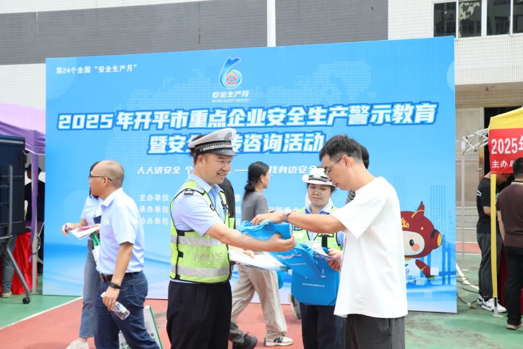 安全生产宣传咨询日 交警“出摊”话安全！