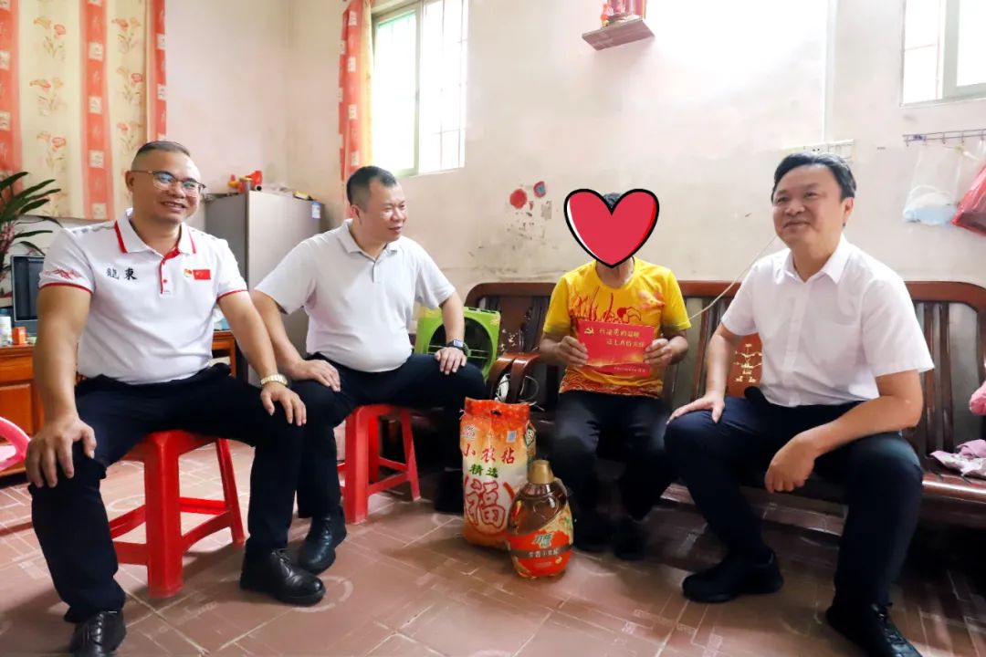 “七一”前夕，亚星官网
领导到水口镇走访慰问困难党员、老党员