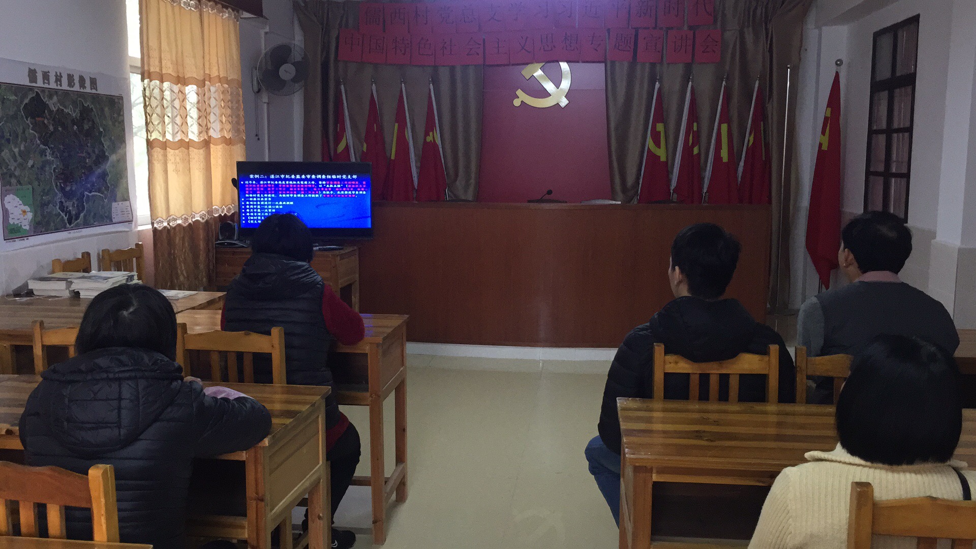 5 各村(社区)收看专题课现场.jpg