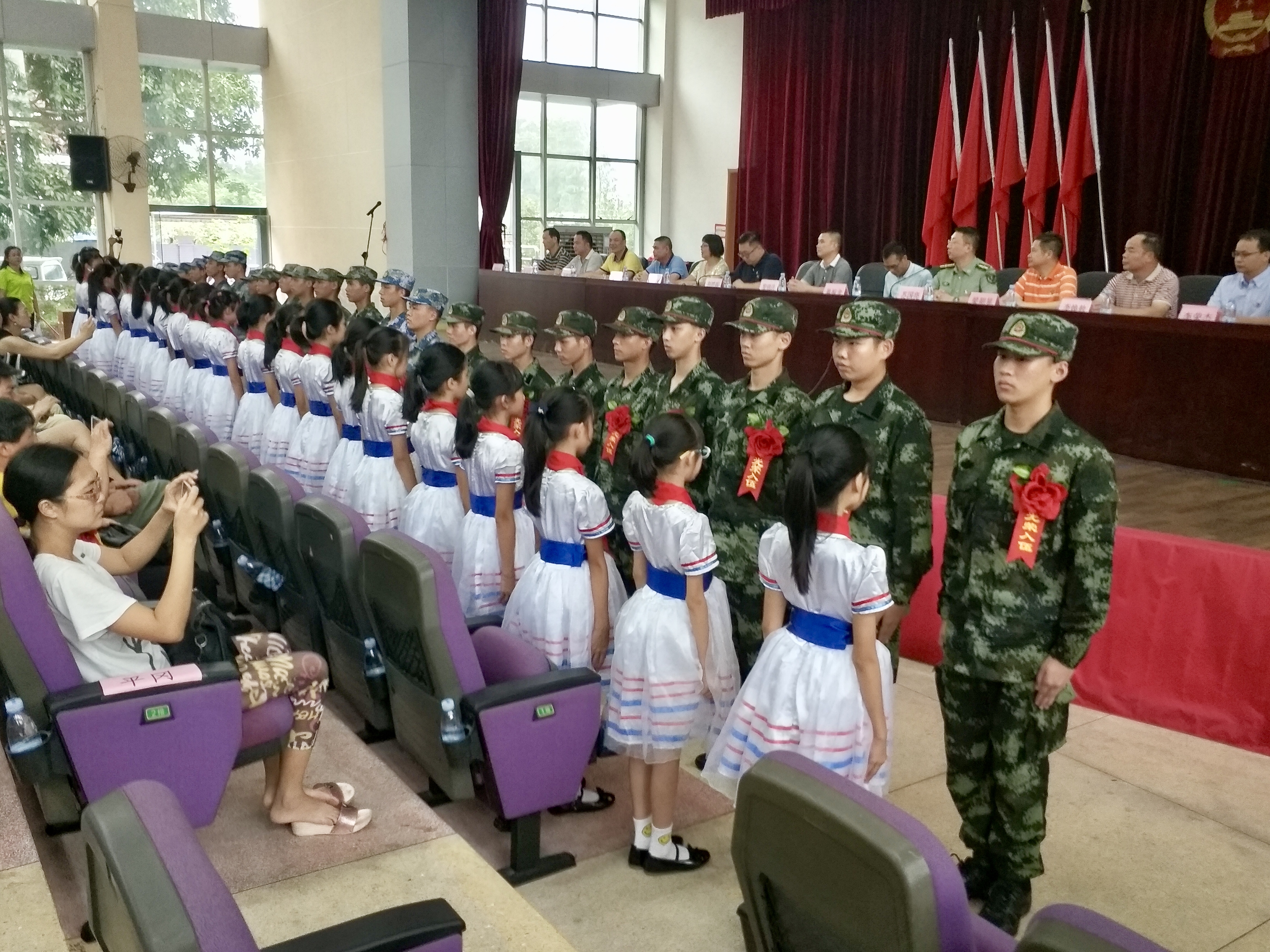 少先队员献花.jpg 少先队员献花.jpg