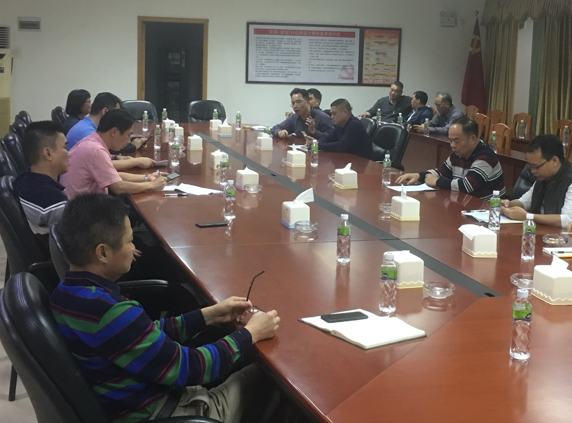 班子会议.jpg 班子会议.jpg