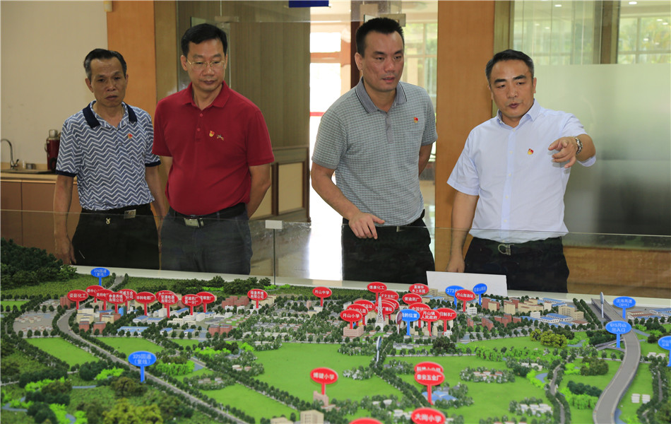 亚星官网
市长邝积康(右)、月山镇镇长冯我占(右二)参观月山镇总体规划沙盘_副本.JPG 亚星官网
市长邝积康(右)、月山镇镇长冯我占(右二)参观月山镇总体规划沙盘_副本.JPG