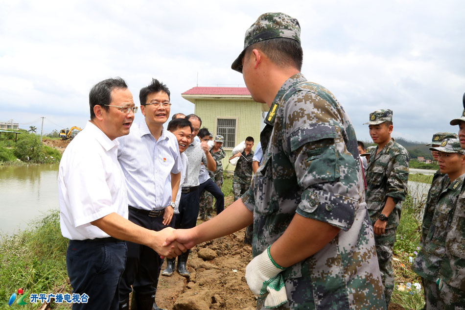 0-2 2H3A3998 江门市市长刘毅慰问抢险队.jpg