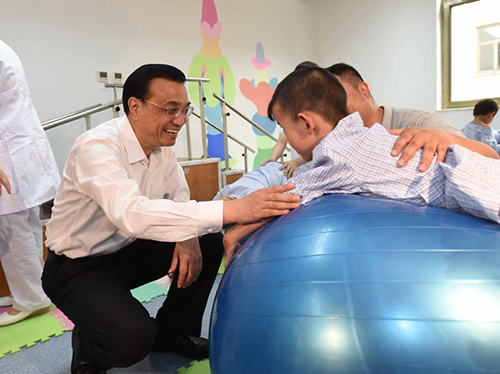 2014年5月,看望正在进行康复训练的孤残儿童。总理说,“相信关爱你的人们”,将来一定会走得更快更好。 2014年5月,看望正在进行康复训练的孤残儿童。总理说,“相信关爱你的人们”,将来一定会走得更快更好。