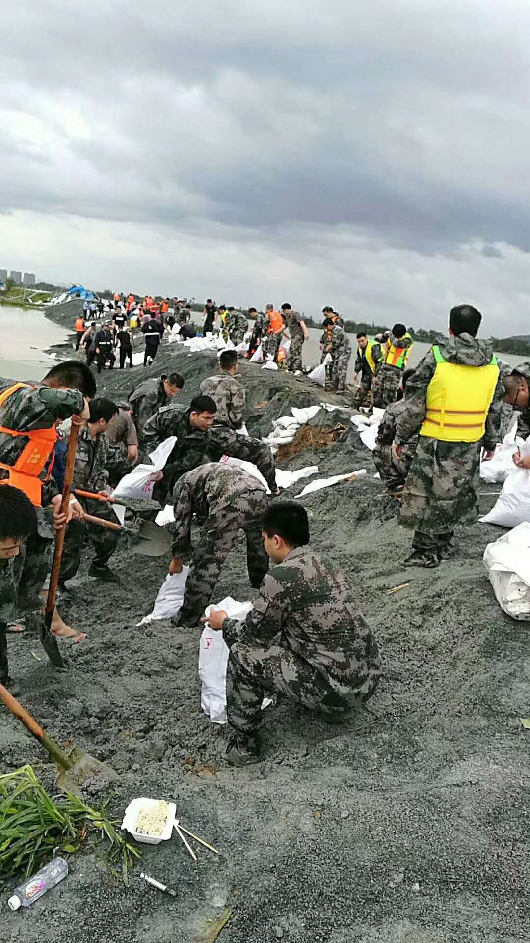 我社民兵队员参加抢险救灾 (2).jpg 我社民兵队员参加抢险救灾 (2).jpg