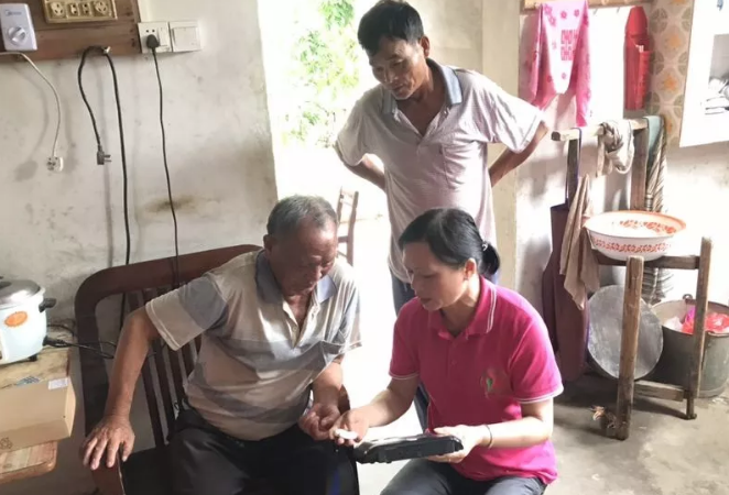 工作人员为服务对象讲解平安通的使用步骤.png 工作人员为服务对象讲解平安通的使用步骤.png