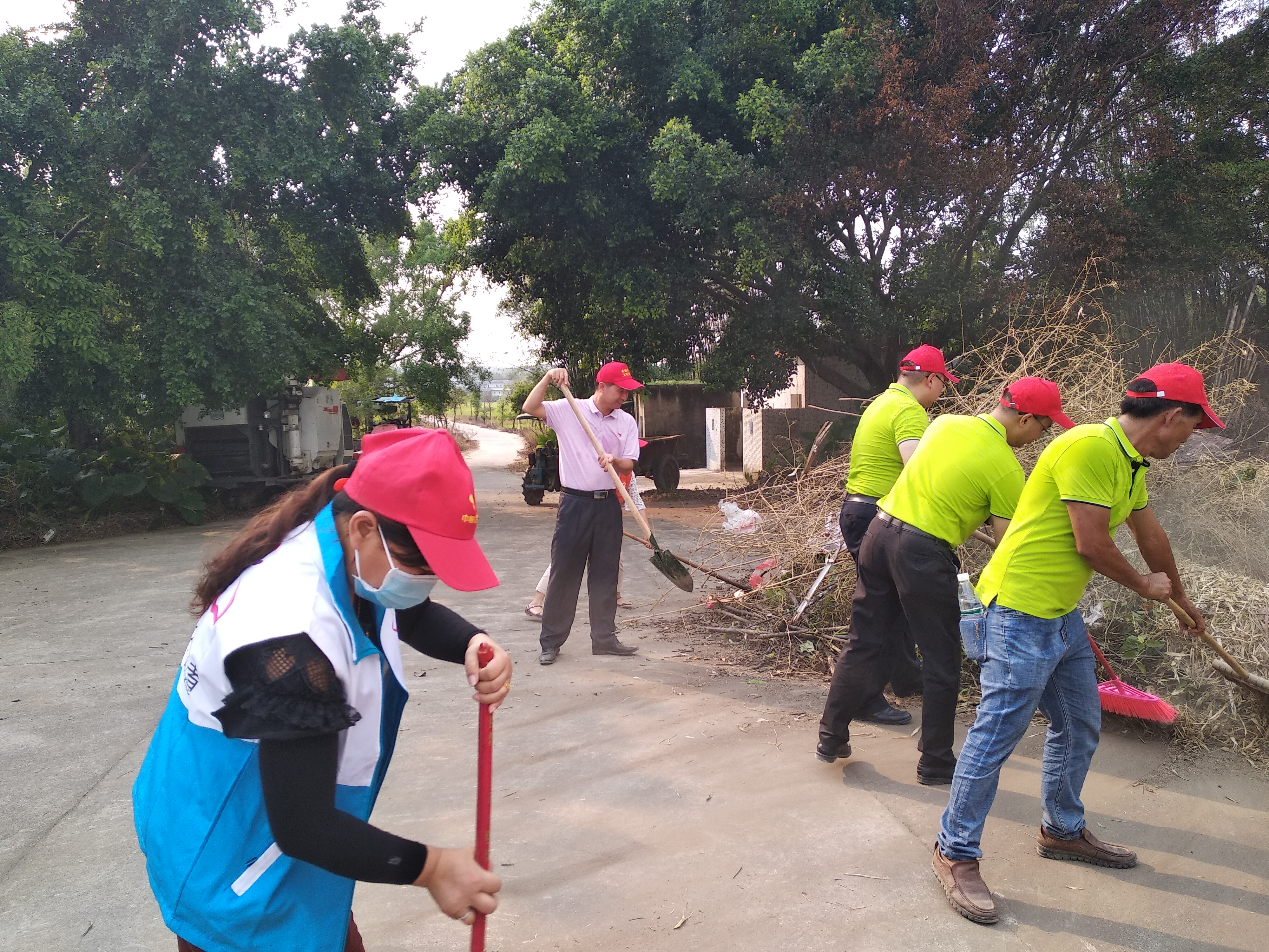 5代表清理村周边房前屋后垃圾.jpg 5代表清理村周边房前屋后垃圾.jpg