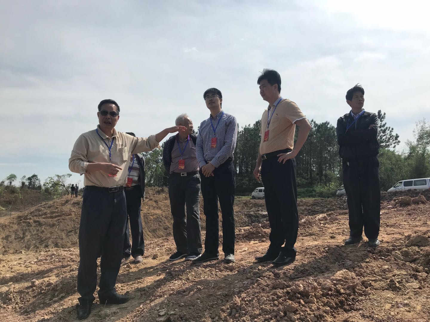 视察蚬冈水龙山桥段.jpg 视察蚬冈水龙山桥段.jpg