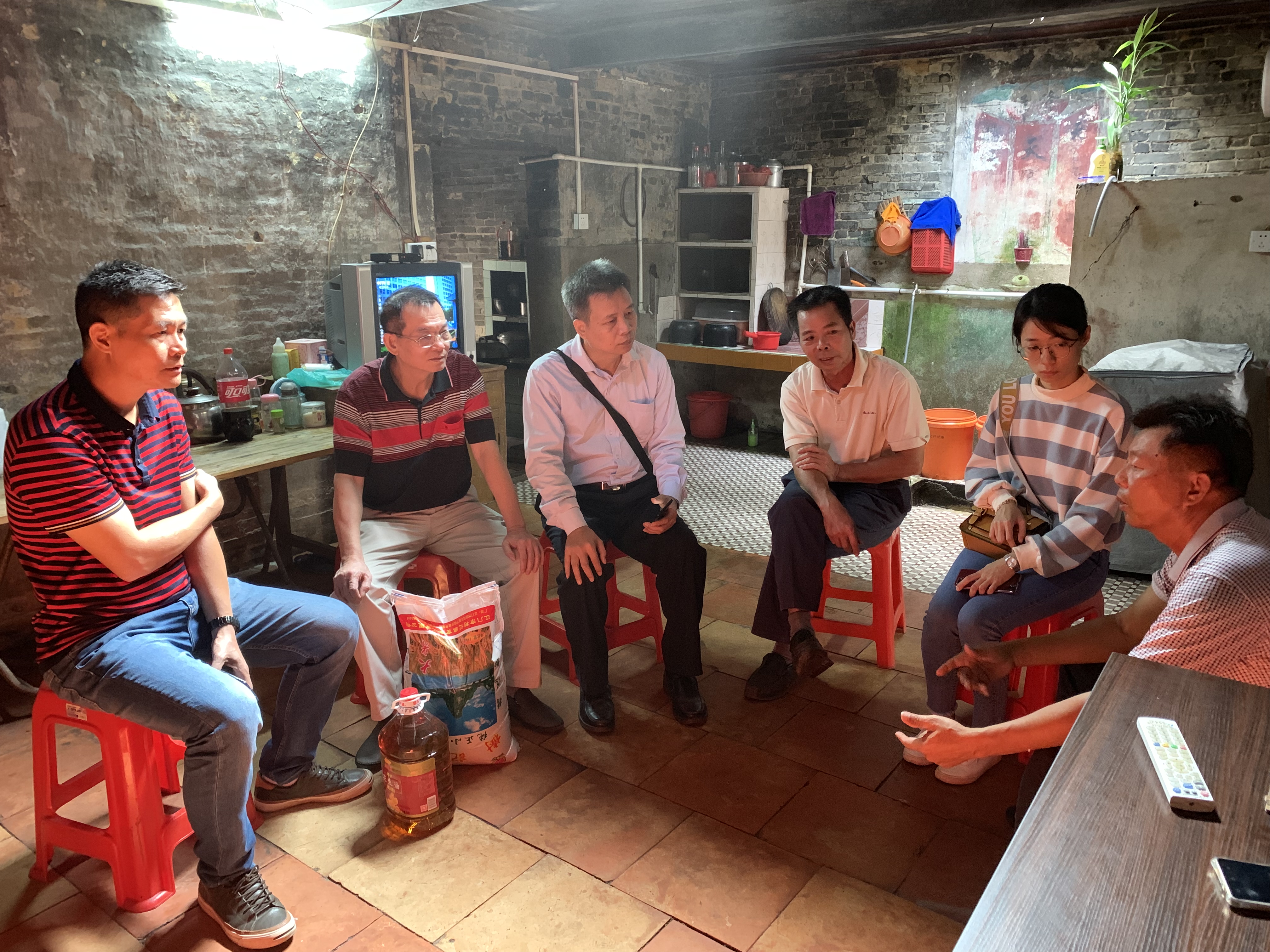 到扶贫户家中慰问.jpg 到扶贫户家中慰问.jpg