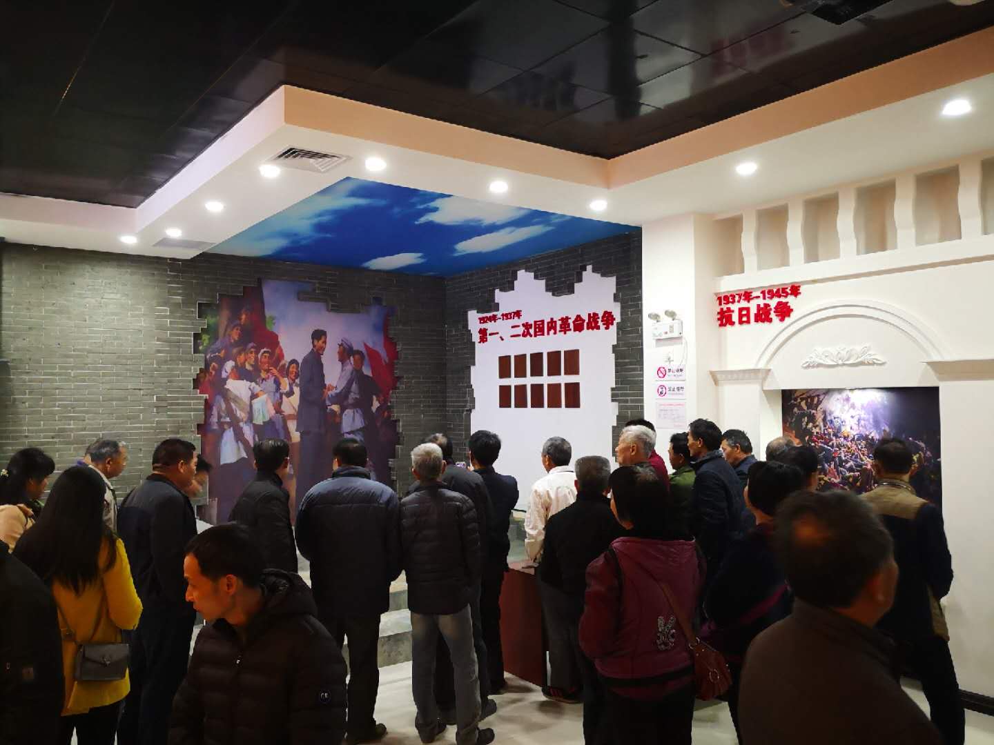 8. 参观纪念馆.jpg 8. 参观纪念馆.jpg