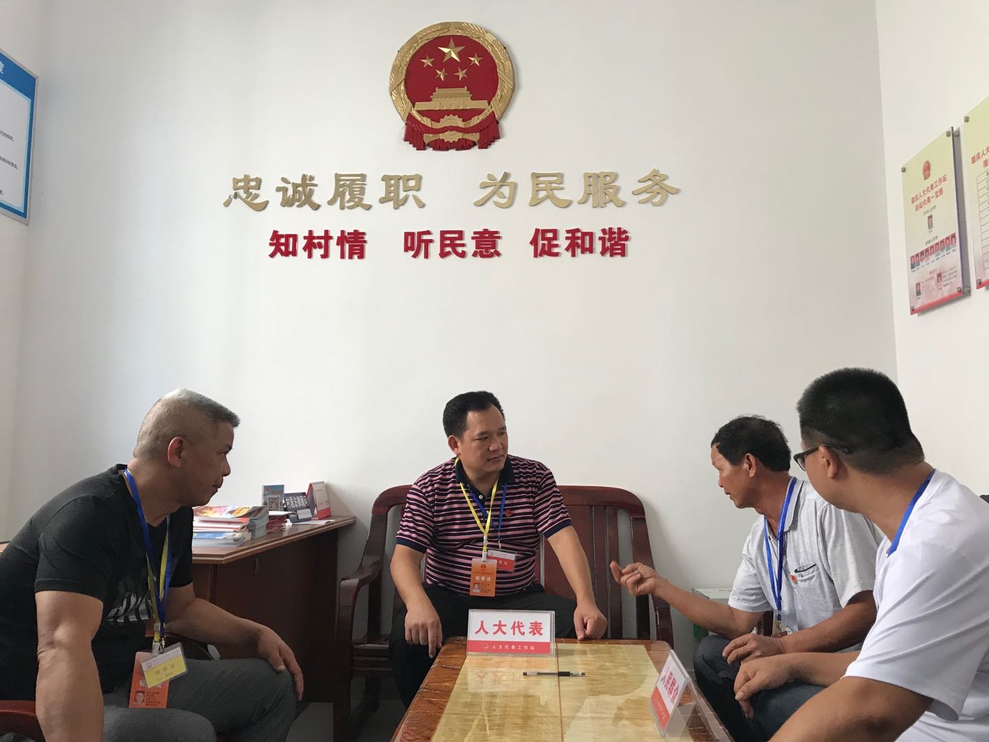 市代表、镇党委书记接访群众.jpg 市代表、镇党委书记接访群众.jpg