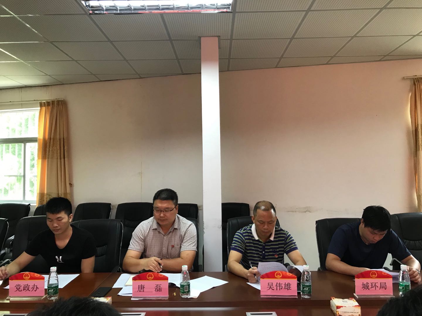 镇长、副镇长及有关部门负责人.jpg 镇长、副镇长及有关部门负责人.jpg