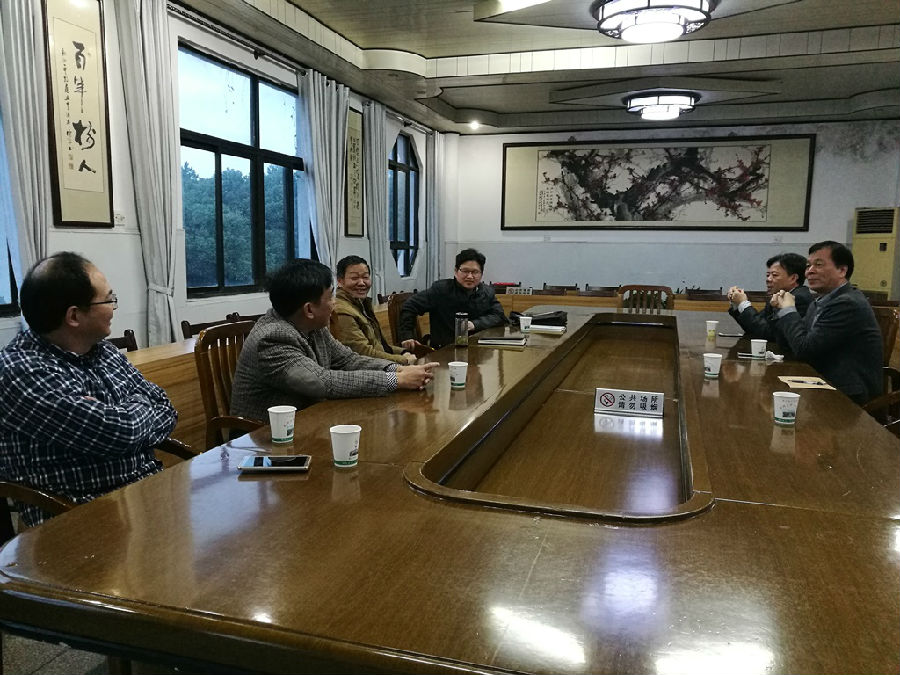 武汉市新州一中与亚星官网
教育局两地领导交流