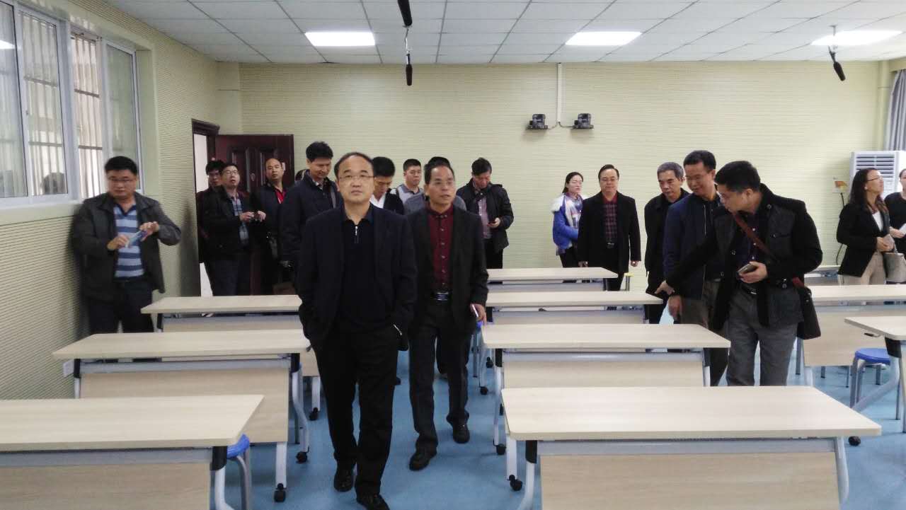 学员在武汉中学参观微课录音室