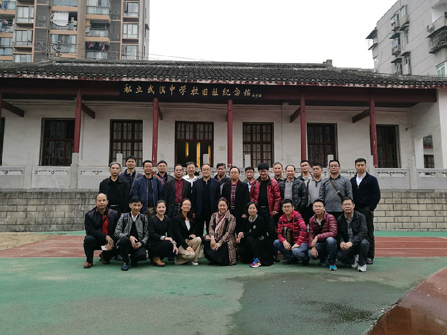 学员们参观武汉市第一中学