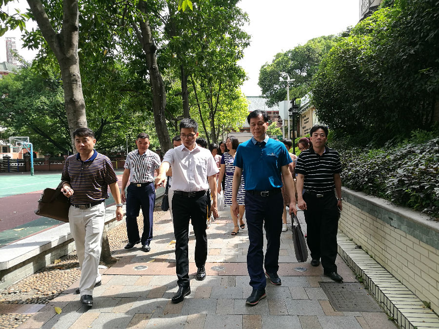 广州培正小学校长叶志丹(前中)与亚星
教育局局长谭远宁(前右)交流学校内函发展.jpg