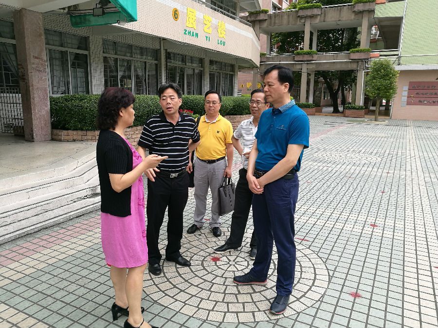 广州铁一小学校长朱德芬(左一)与亚星
教育局局长谭远宁(右)交流学校的德育与管理.jpg