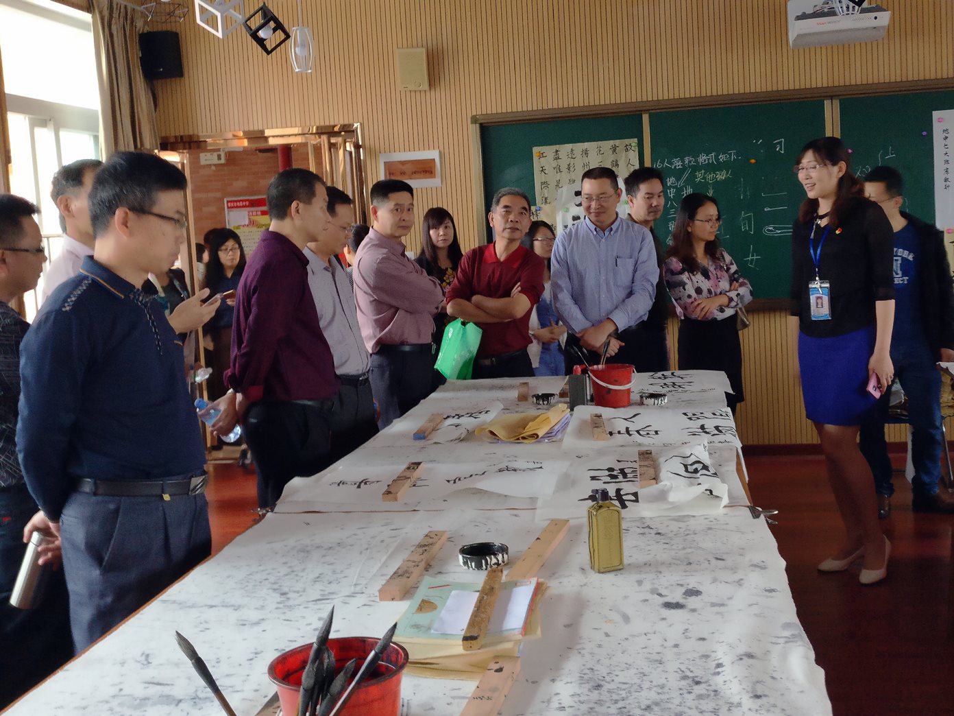 学员们参观肇庆市地质中学的书画室.jpg