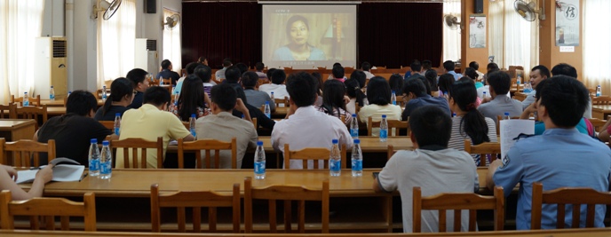 观看道德模范邱兴和专题片