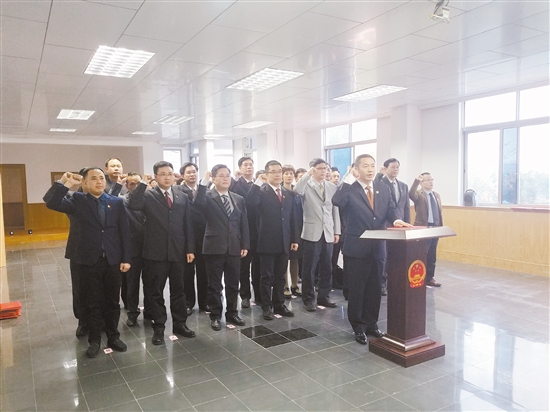 被任命干部向宪法庄严宣誓。 被任命干部向宪法庄严宣誓。