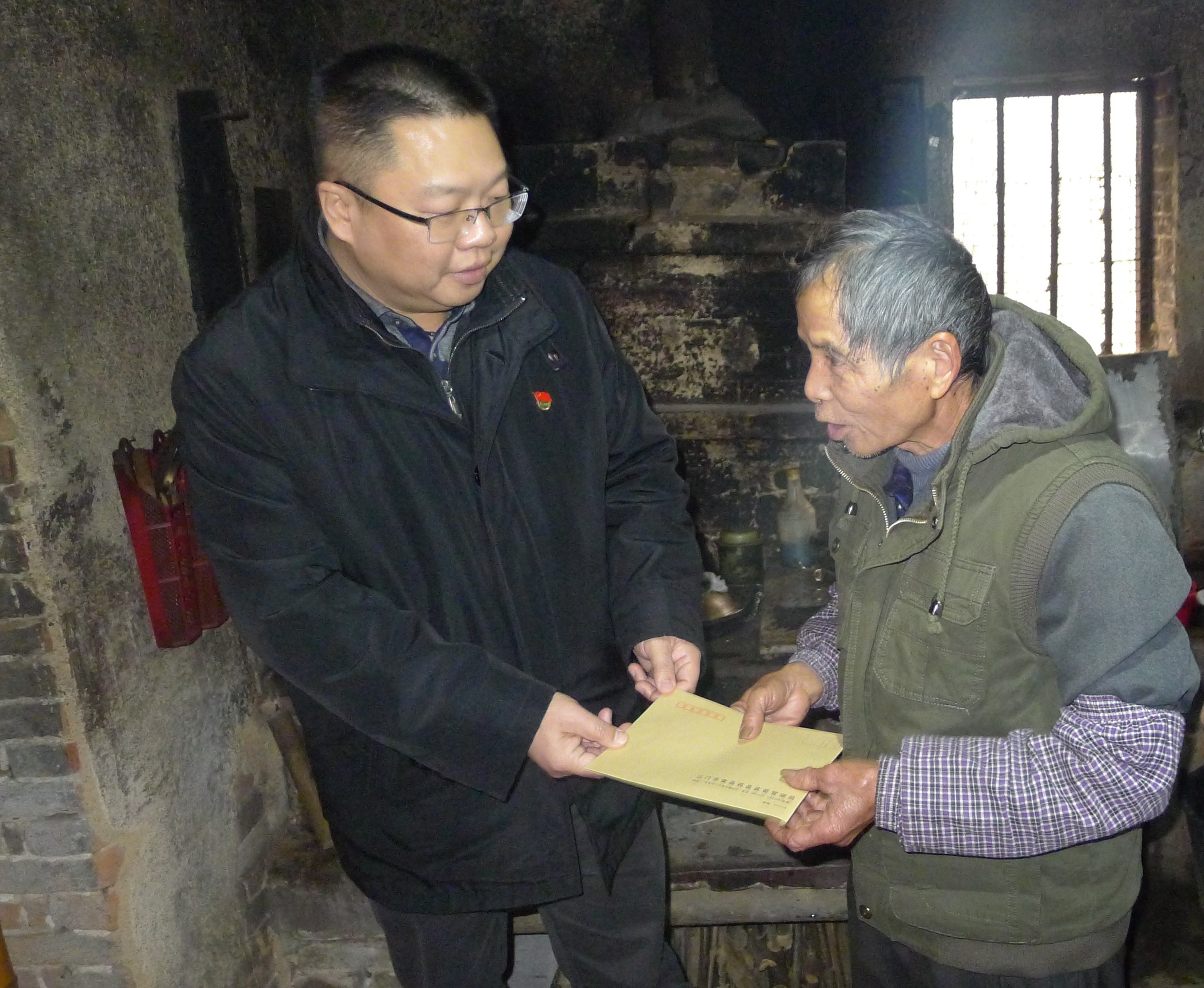 图为:江门市食品药品监督管理局党组成员、纪检组长蒋业洲向黄村村委会吴达文送上春节慰问.jpg 图为:江门市食品药品监督管理局党组成员、纪检组长蒋业洲向黄村村委会吴达文送上春节慰问.jpg