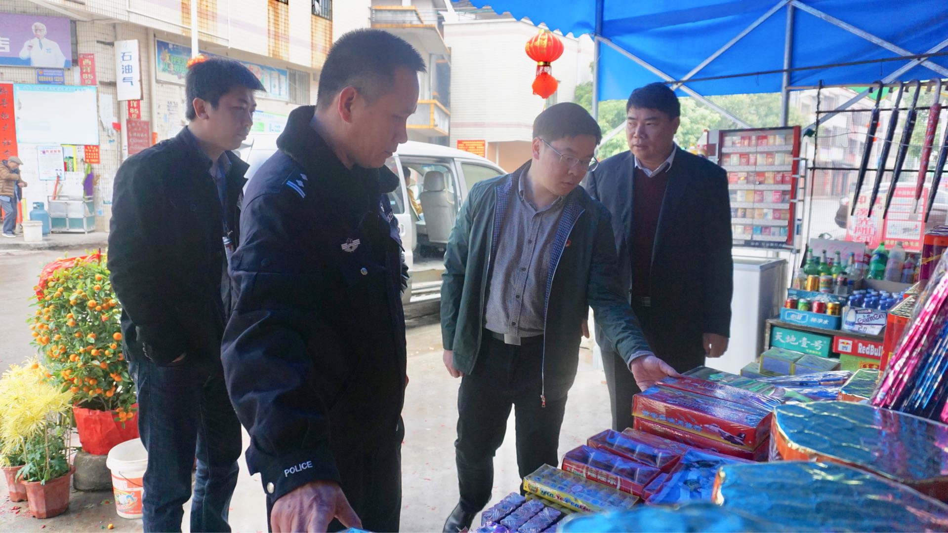 检查组对爆竹经营点进行检查.jpg