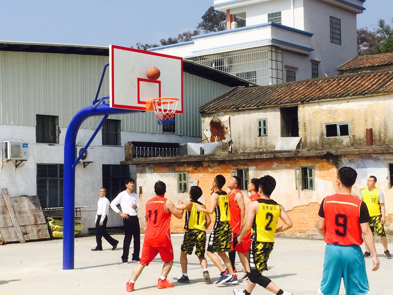那泔村委会横岗村年初一举办蓝球赛3.jpg