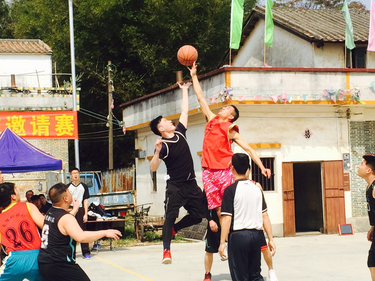 那泔村委会横岗村年初一举办蓝球赛4.jpg